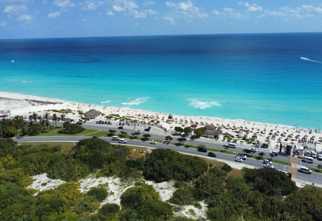Imagen-Para-Vista-De-La-Playa-Desde-La-Zona-Arqueologica-El-Rey-Por-Rentas y Turismo